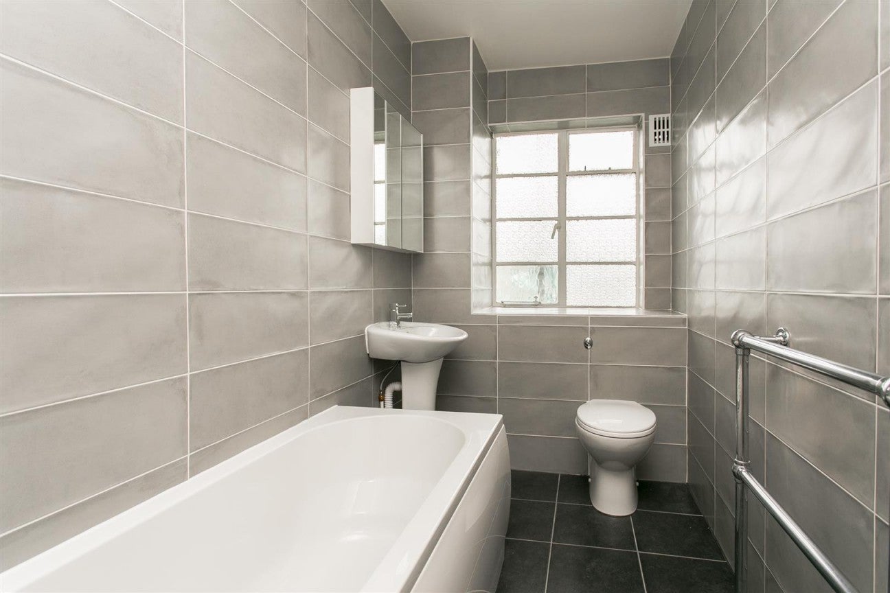 Flat Wavertree Road in Greater London
