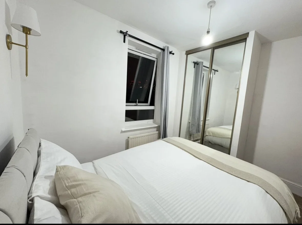 Flat Caledonian Wharf in Greater London