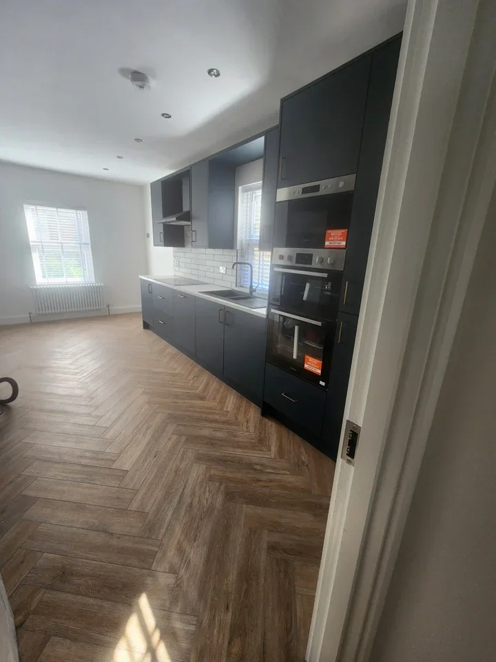 Flat Conolly Road in Greater London