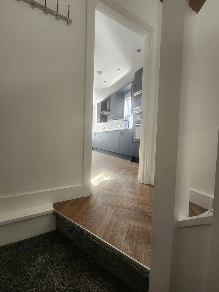 Flat Conolly Road in Greater London