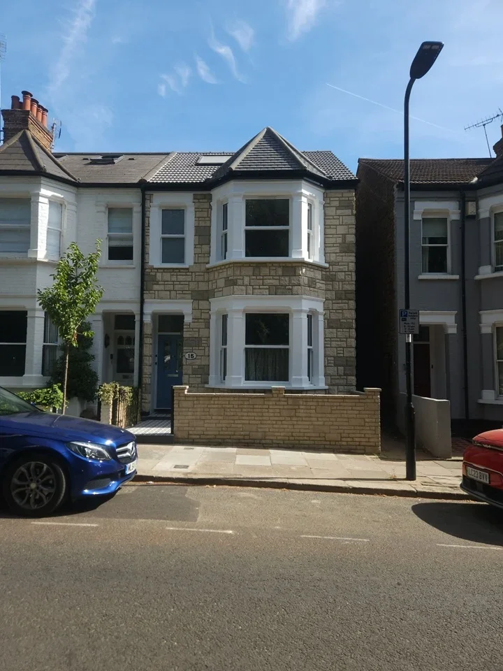 Flat Conolly Road in Greater London