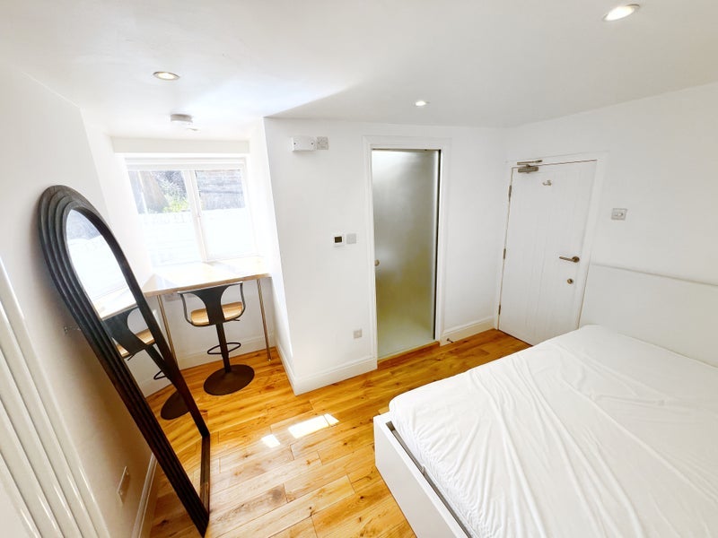 Flat Tierney Road in Greater London