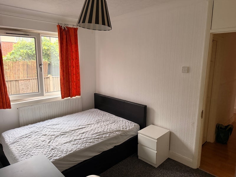 Room Ridgwell Road in Greater London