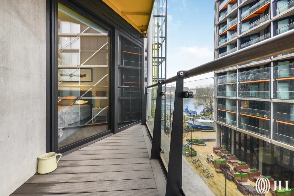 Flat Tideway Walk in Greater London