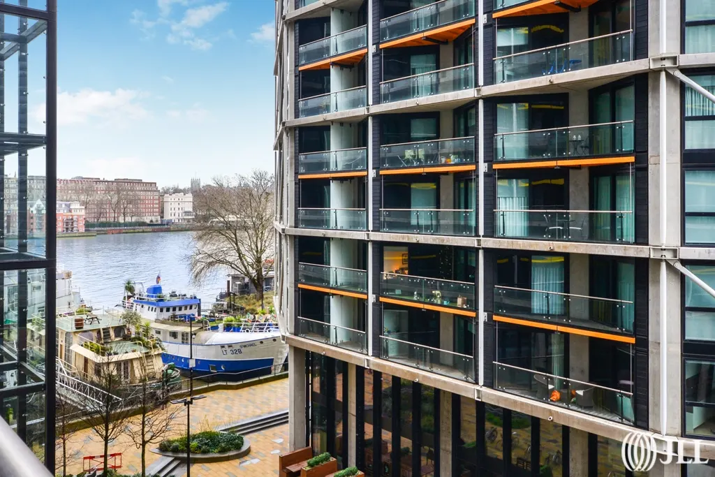 Flat Tideway Walk in Greater London