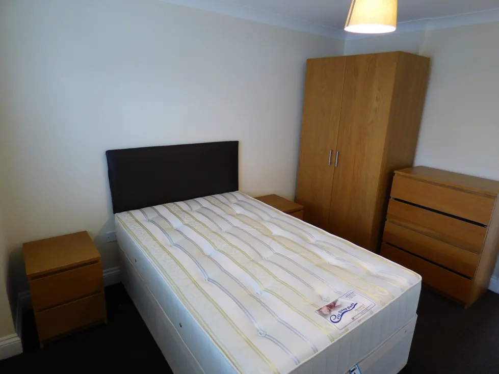 Flat Hartham Road in Greater London