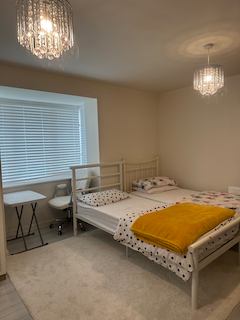 Room Dewy Meadow Road in Salford