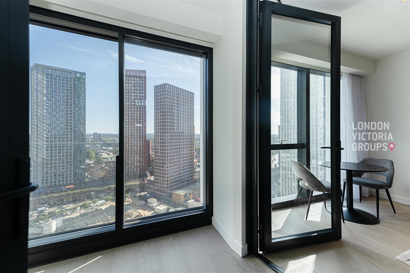 Flat Nine Elms Lane in Greater London