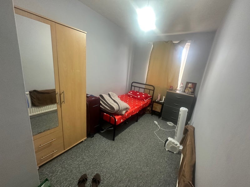 Room Violet Lane in Greater London