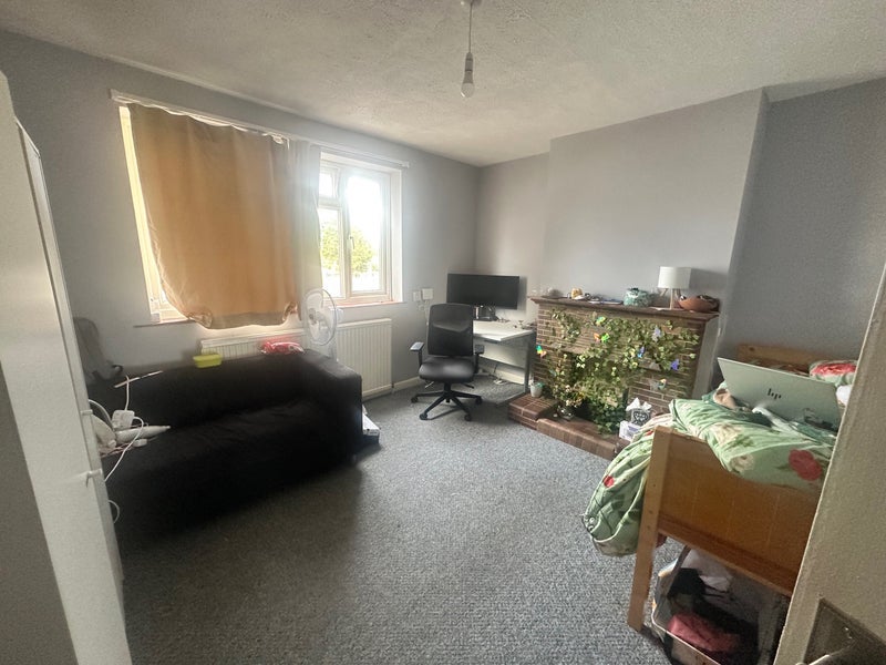 Room Violet Lane in Greater London