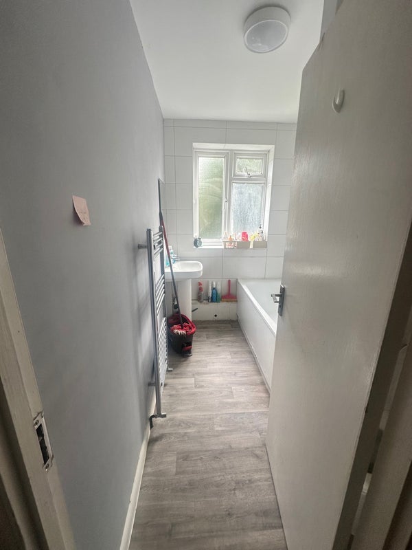 Room Violet Lane in Greater London