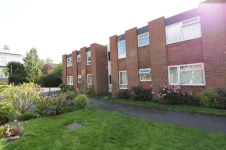 Flat Canford Court in Reading