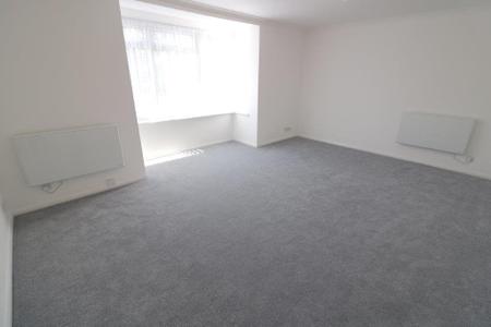 Flat Canford Court in Reading