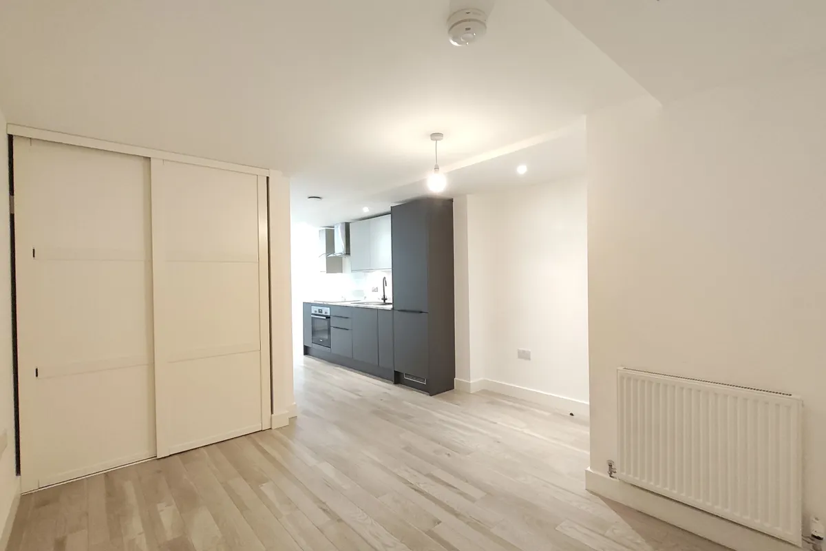 Flat Windmill Place in Greater London