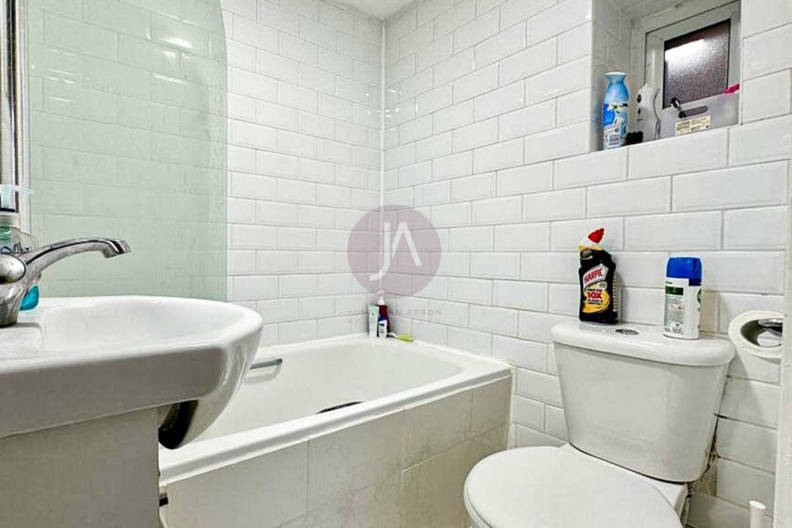 Flat Fawley Road in Greater London