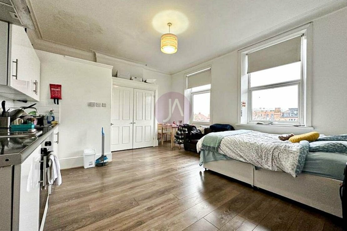 Flat Fawley Road in Greater London