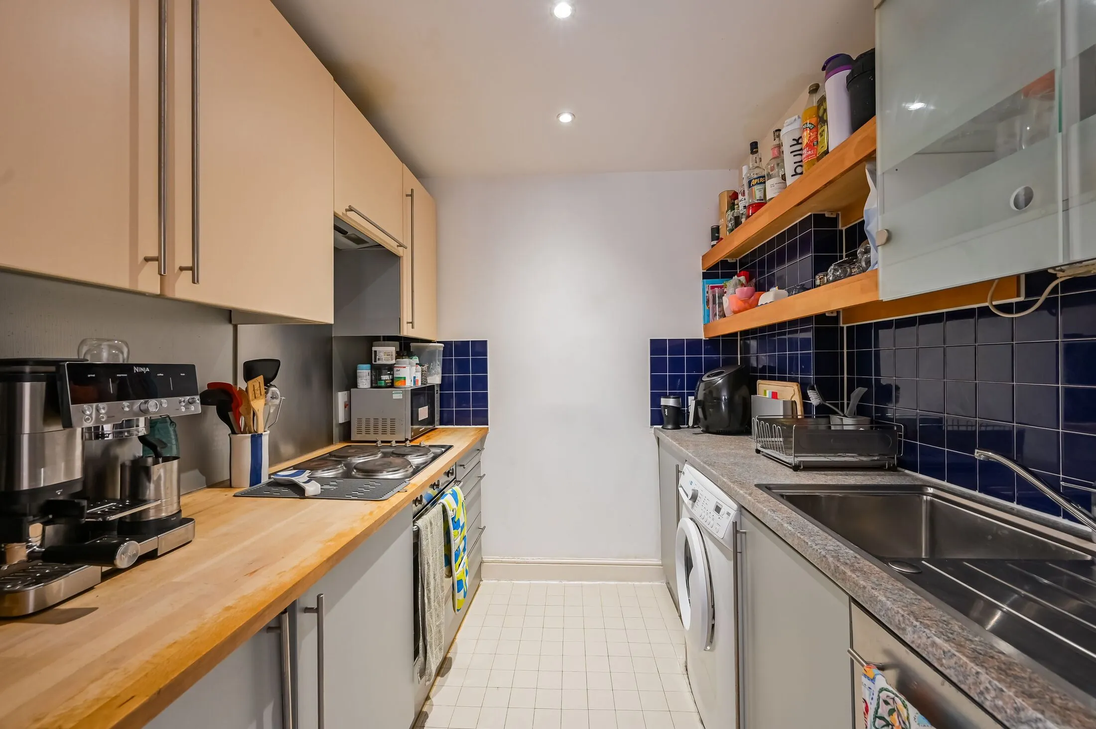 Flat Commercial Road in Greater London