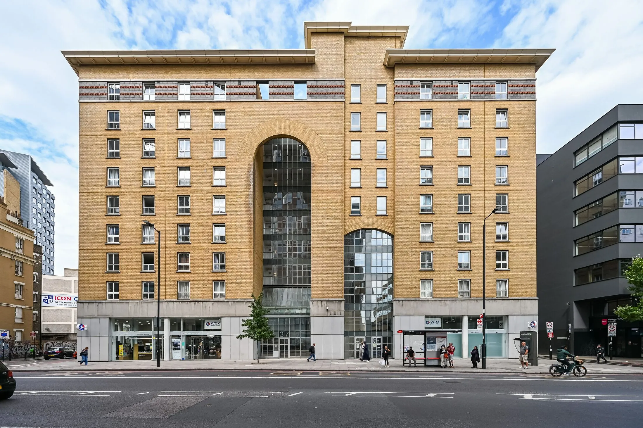 Flat Commercial Road in Greater London