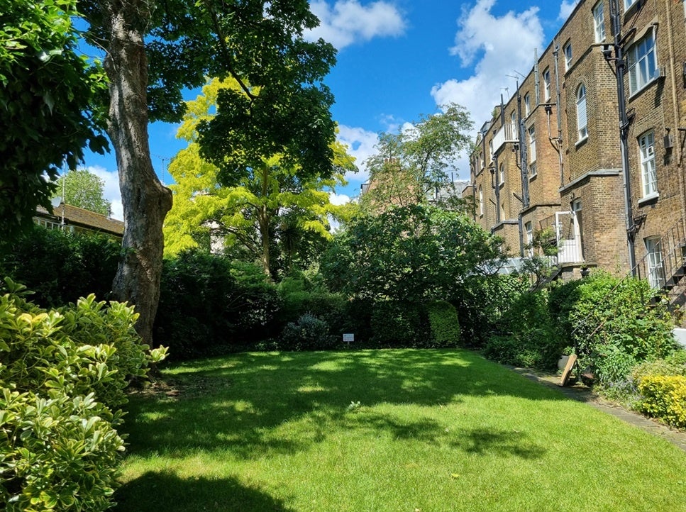 Flat Gloucester Avenue in Greater London