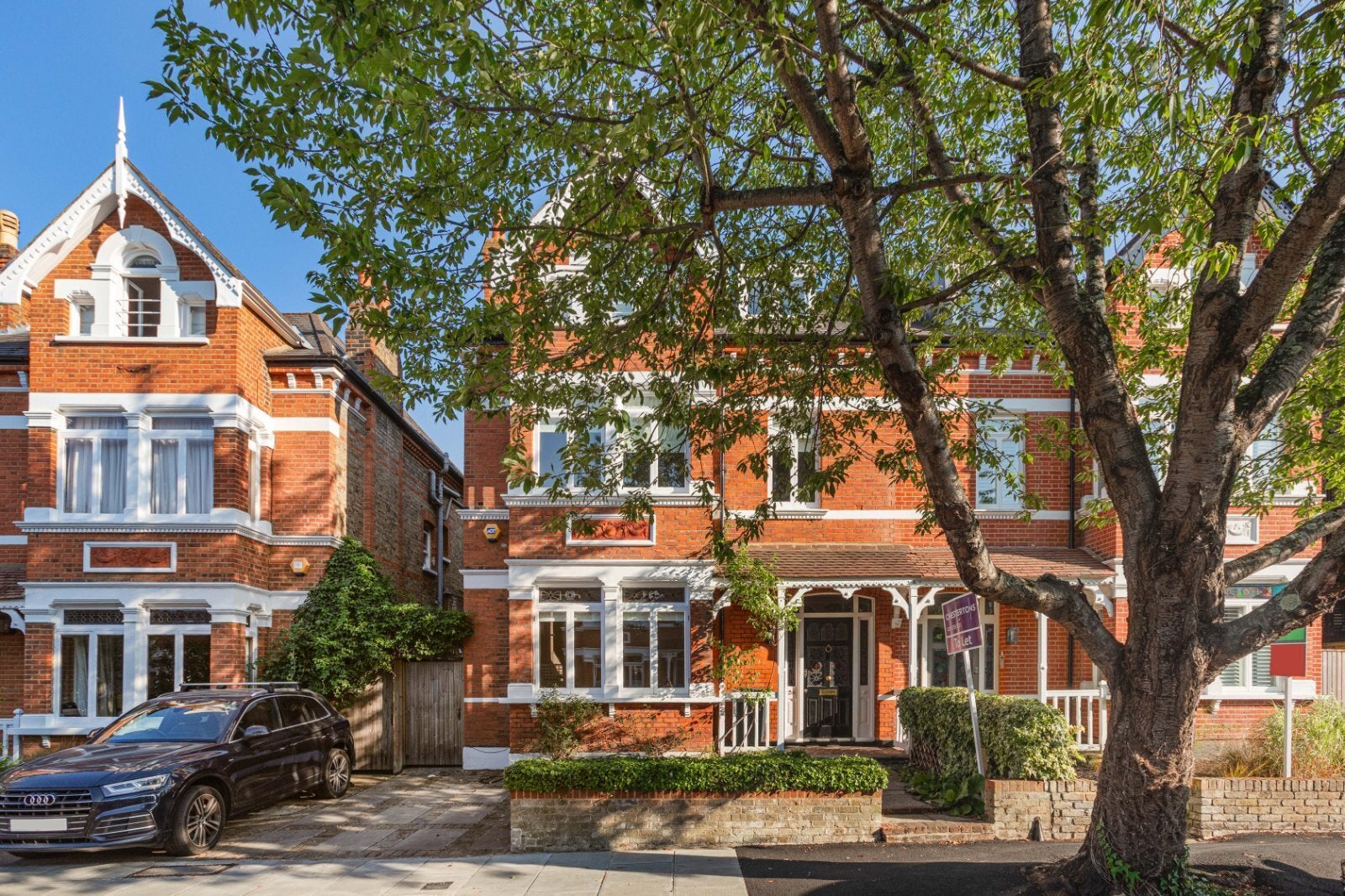 House Saint Stephen's Gardens in Greater London