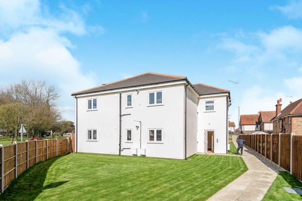 Flat Gordon Avenue in Arun