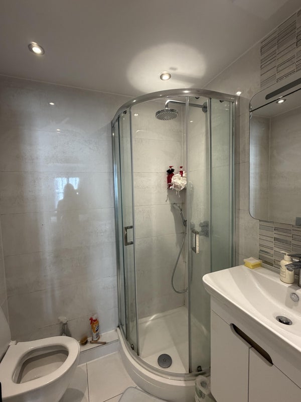 Room Dove Road in Greater London