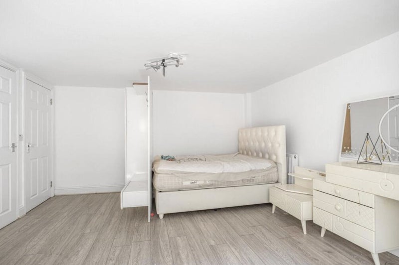 Room Graham Road in Greater London