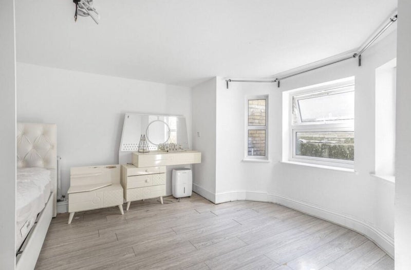 Room Graham Road in Greater London