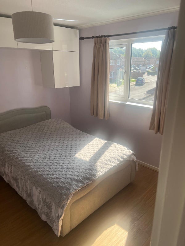 Room Jersey Road in Crawley