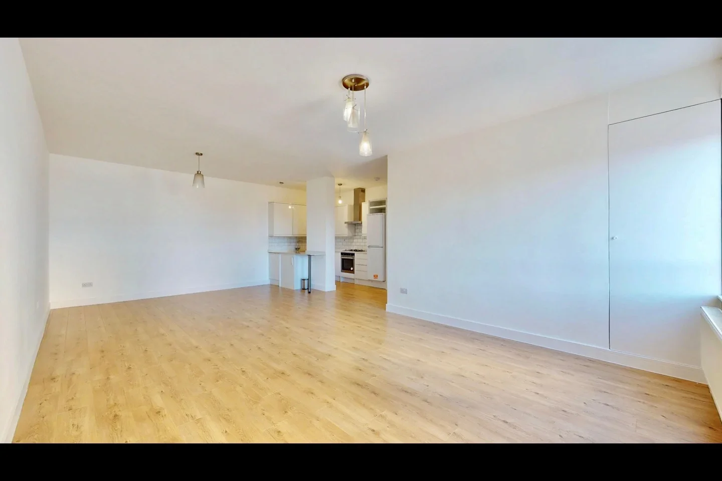 Flat Ballards Lane in Greater London