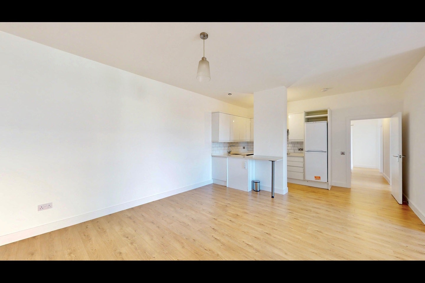 Flat Ballards Lane in Greater London