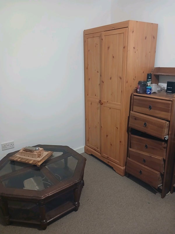 Room Navarino Road in Greater London