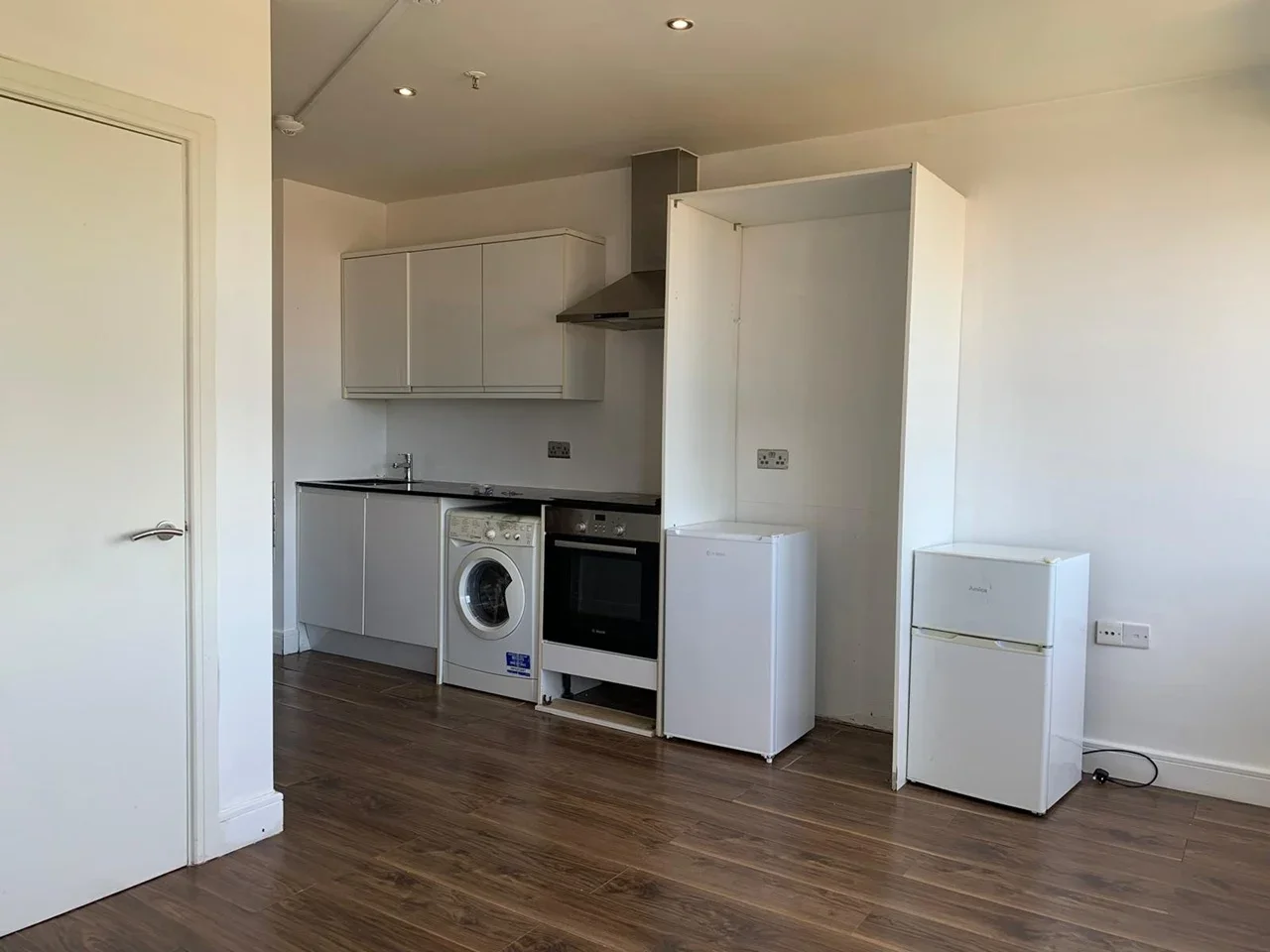 Flat Elmgrove Road in Greater London