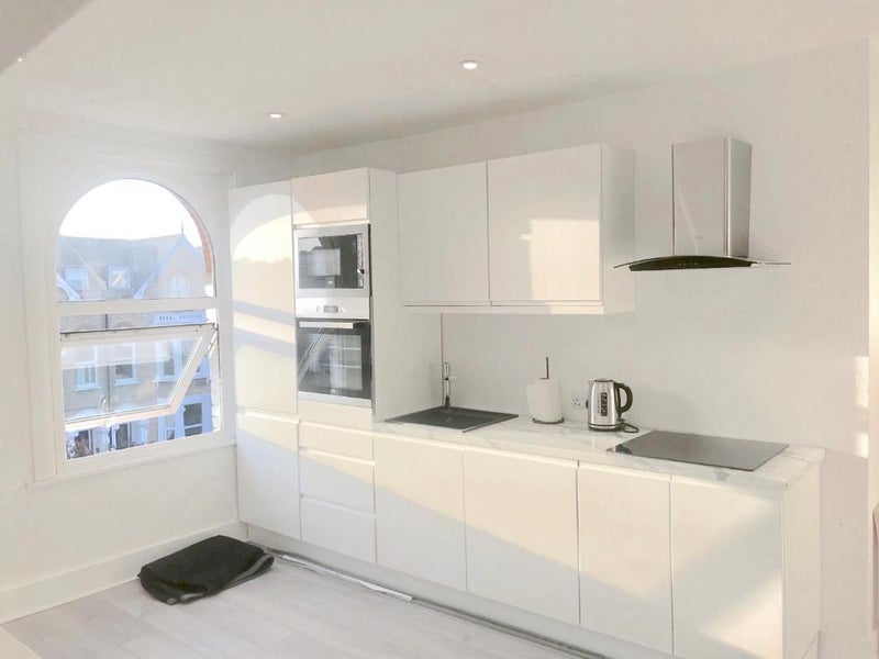 Room Queens Road in Greater London