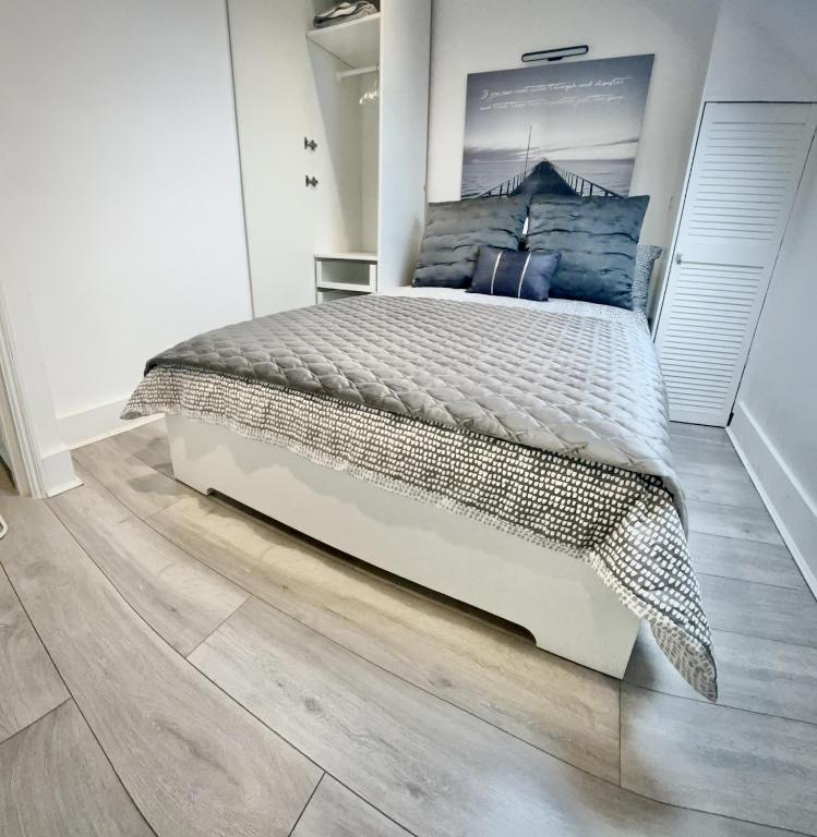 Room Queens Road in Greater London