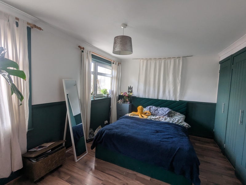 Room Wyndford Road in Glasgow