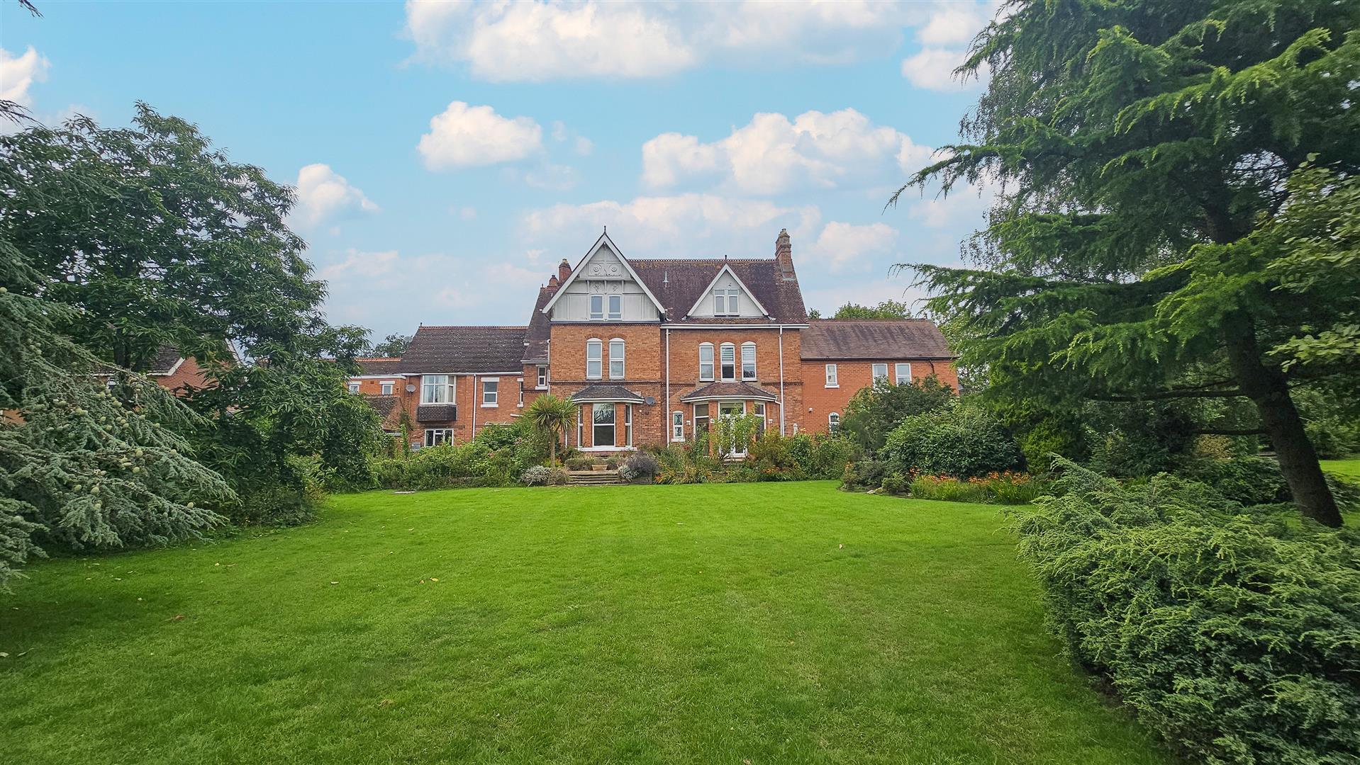 Flat Hoggrills End Lane in North Warwickshire