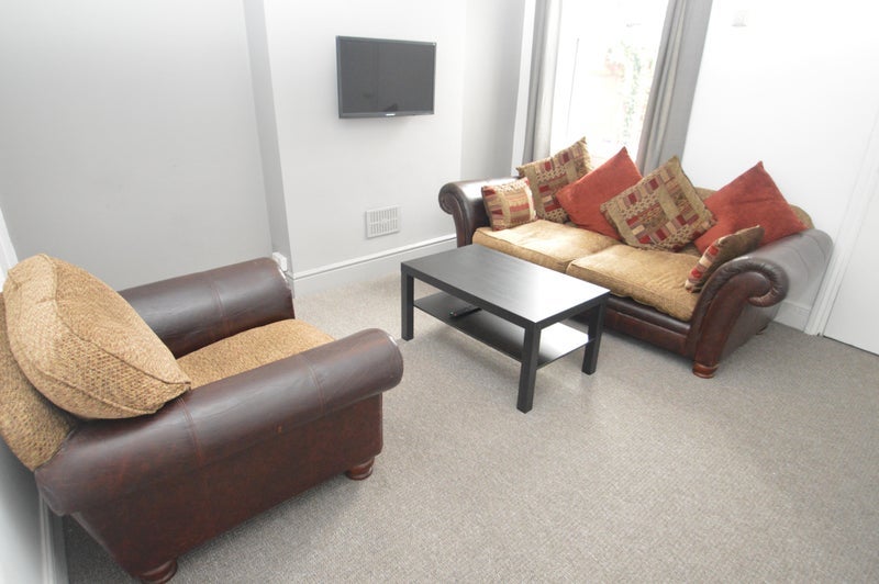 Room Mostyn Road in Birmingham