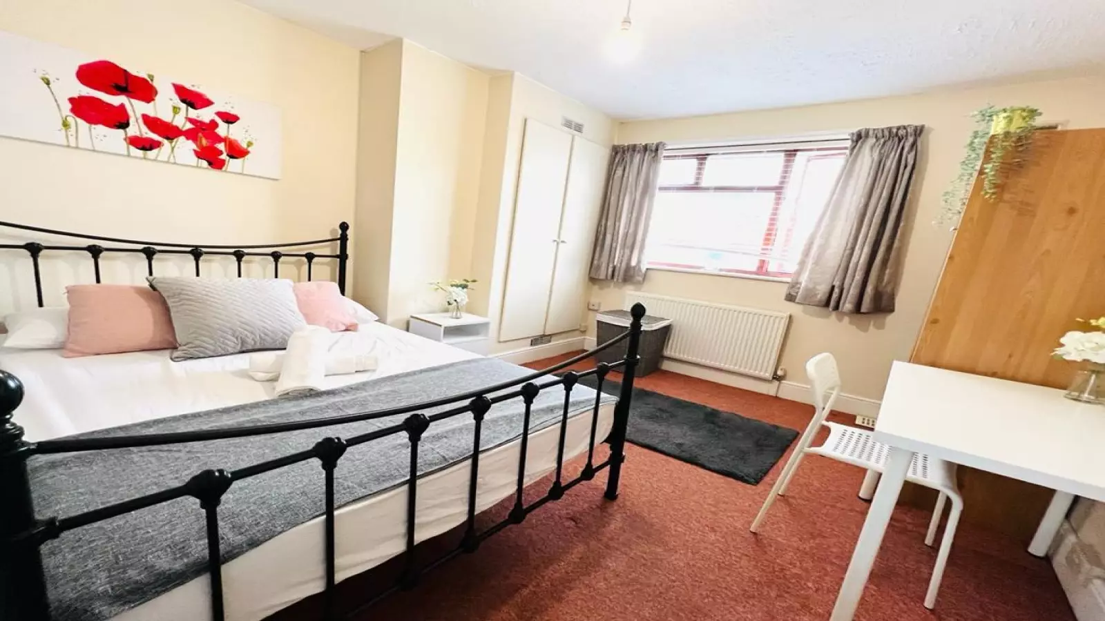 Flat Gordon Road in Greater London