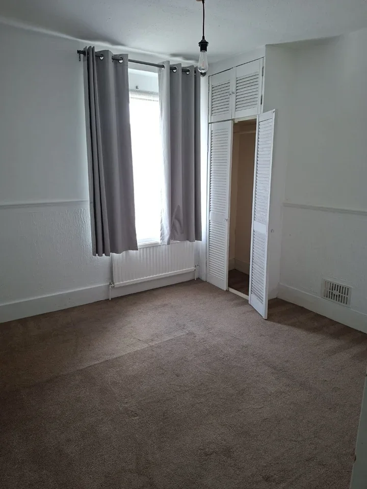 Room Cross Lane East in Gravesham