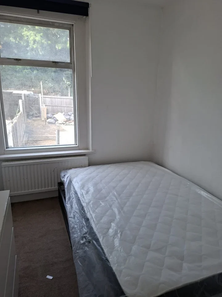 Room Cross Lane East in Gravesham
