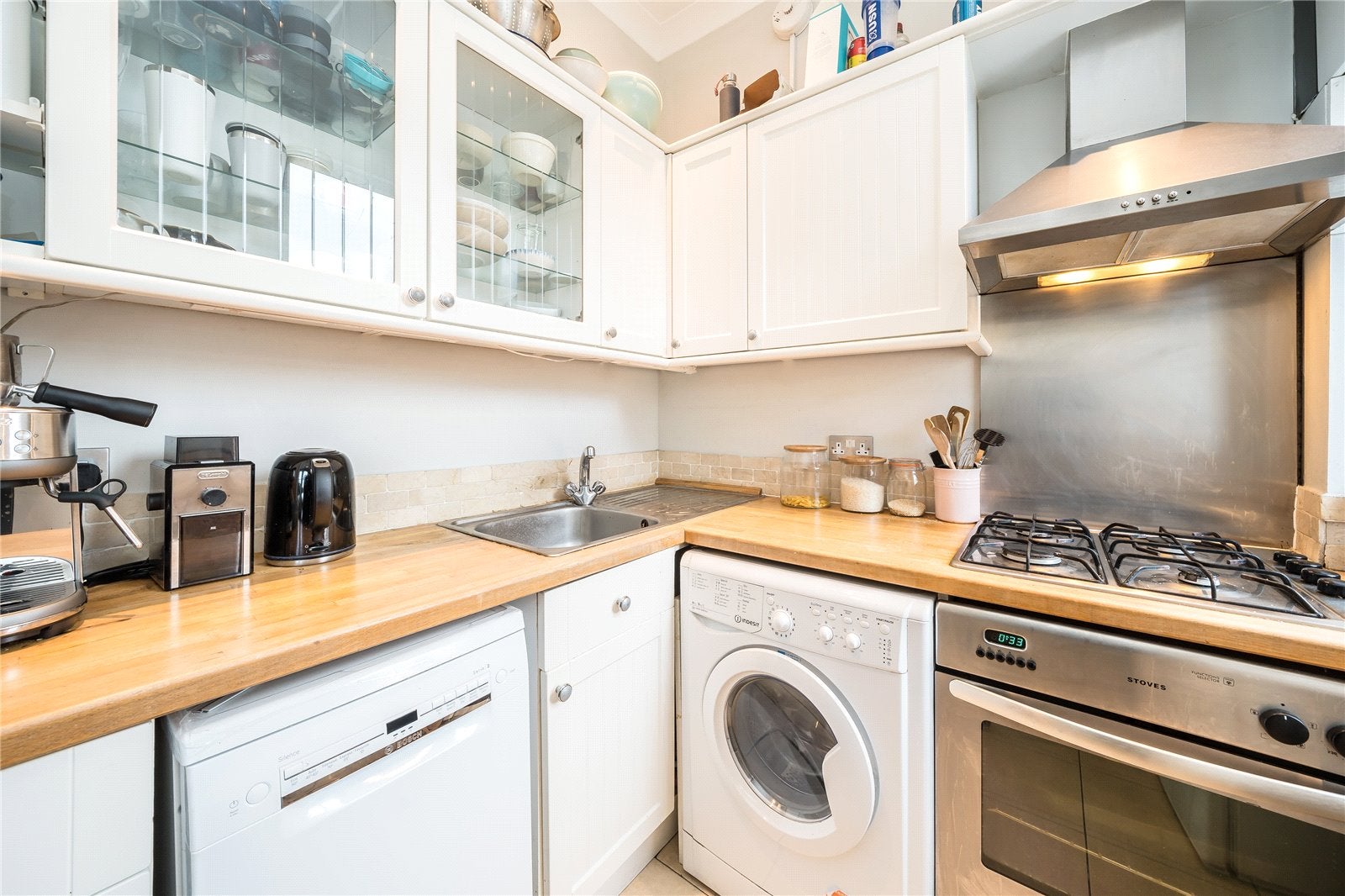 Flat Leathwaite Road in Greater London