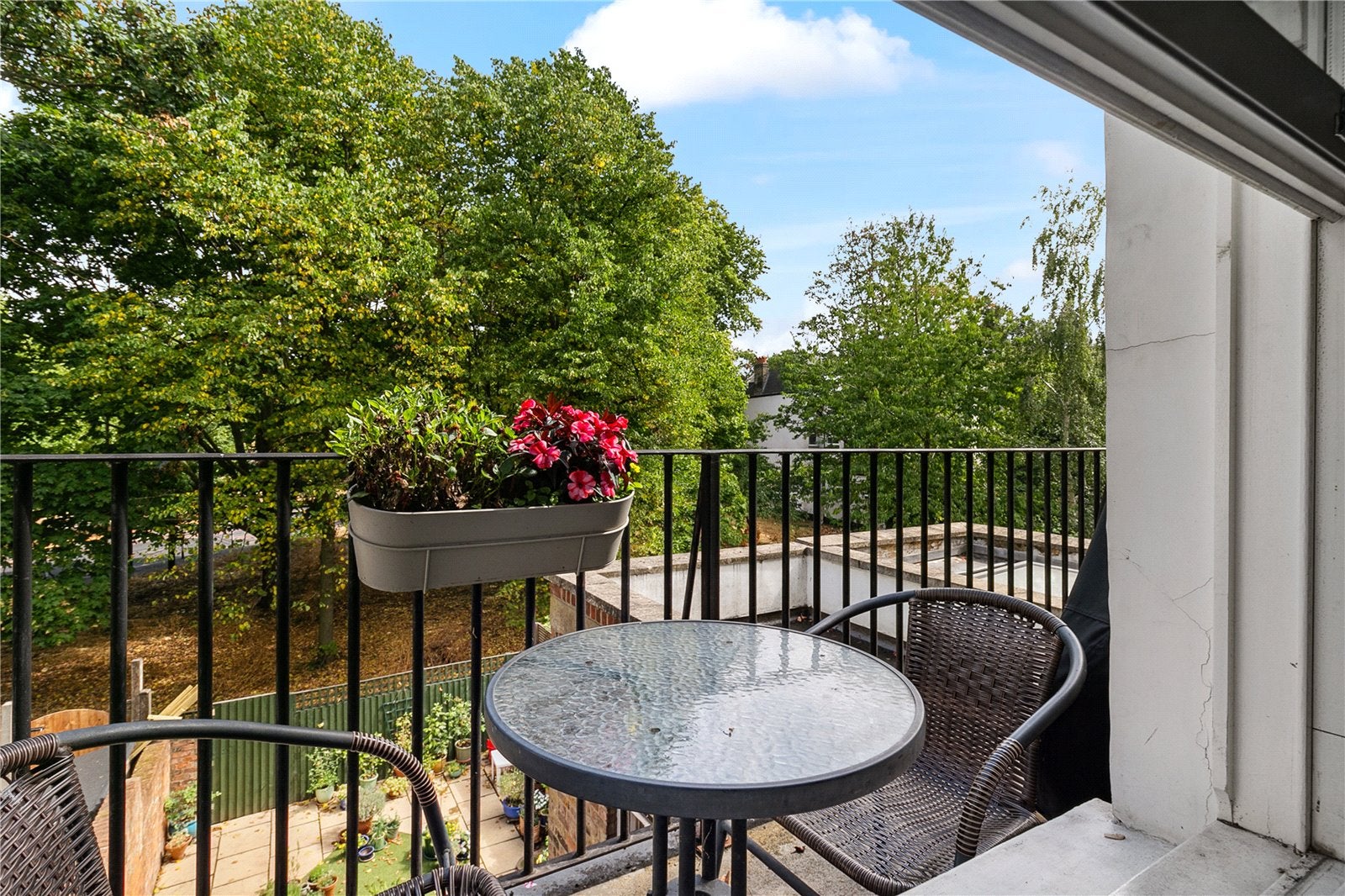 Flat Leathwaite Road in Greater London