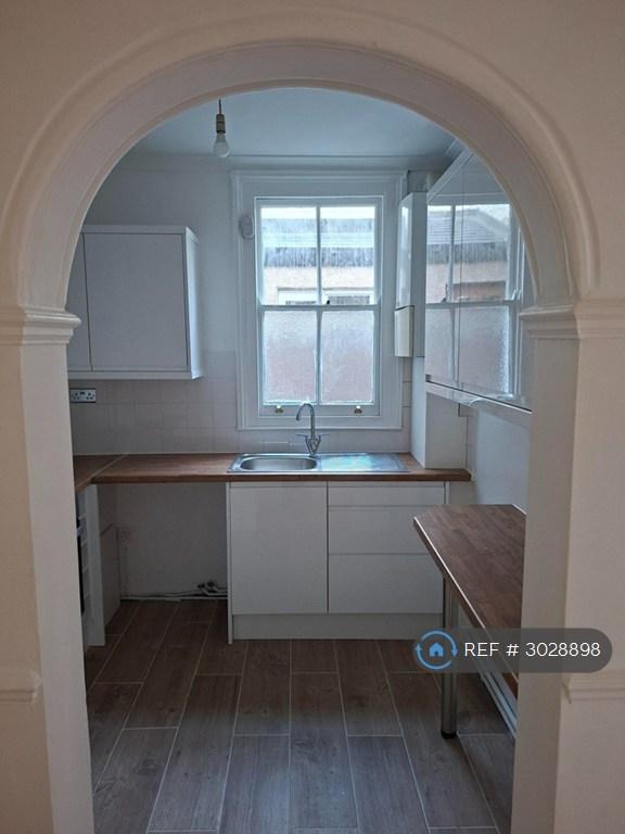 Flat Inchmery Road in Greater London