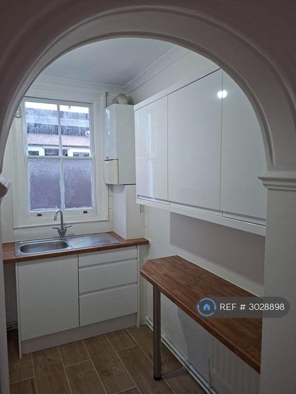 Flat Inchmery Road in Greater London