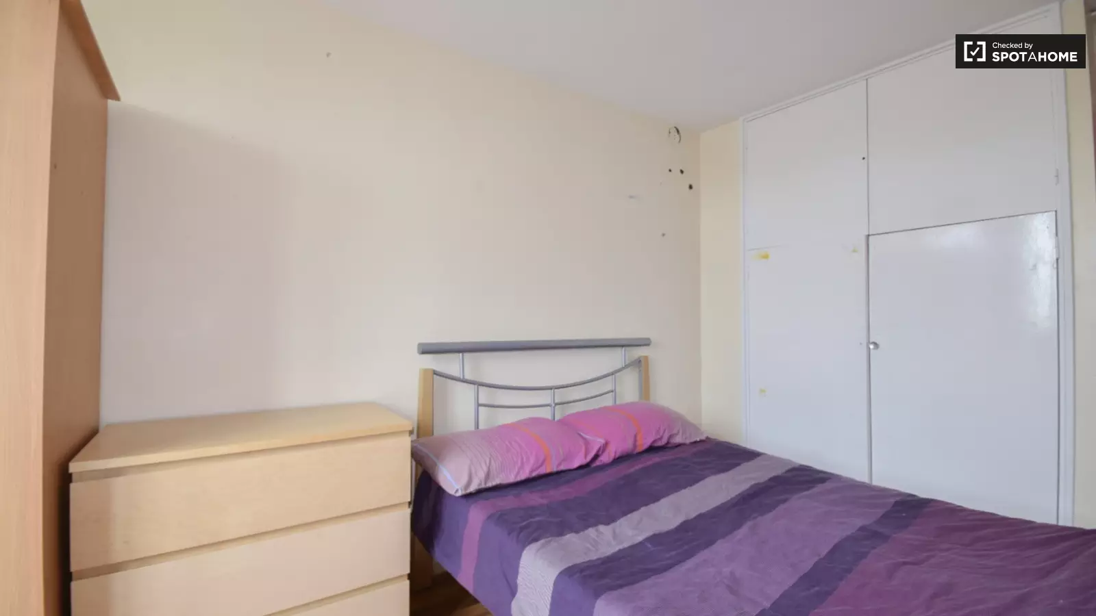 Flat Clovelly Way in Greater London