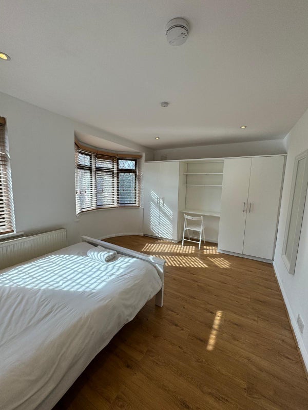 Room Dundee Road in Greater London
