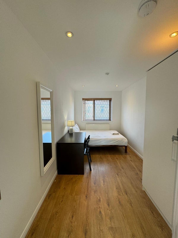 Room Dundee Road in Greater London