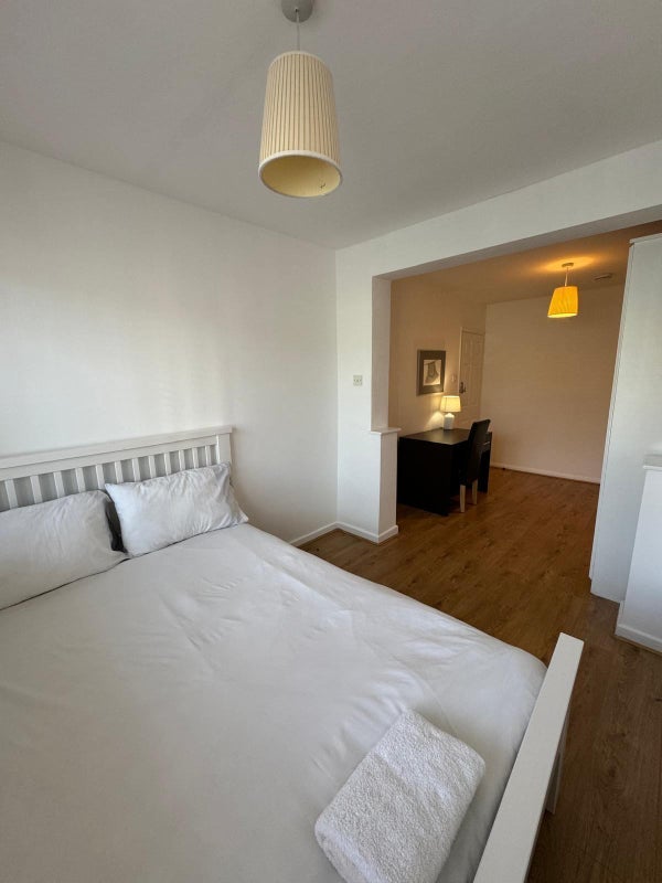 Room Dundee Road in Greater London