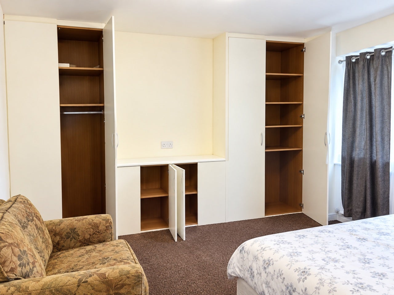 Room Western Avenue in Greater London